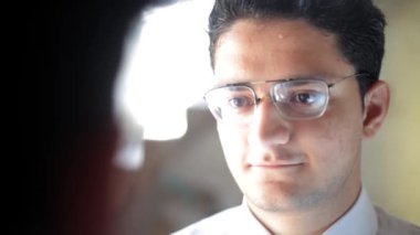 İki mutlu iş adamının iş yerinde birbirleriyle konuşup gülümserken çekilen iki neşeli çalışanın işlerindeki başarılarını kutlaması. Yüksek çözünürlük. Eğlenceli iş..