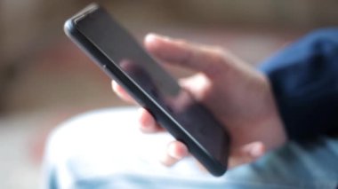 İş sırasında telefon kullanan bir erkeğin seçici odak noktasıyla yakın çekim. Teknoloji kavramı, sohbet, online alışveriş vesaire. HD görüntüler