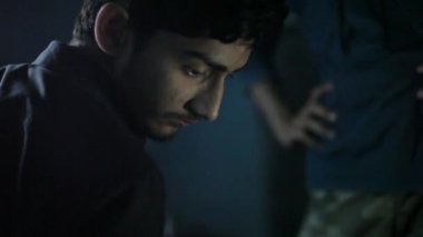 Aşırı hasardan dolayı kan kusan bir adamın yakın plan fotoğrafı. Hd görüntüleri, yaratıcı çekim.