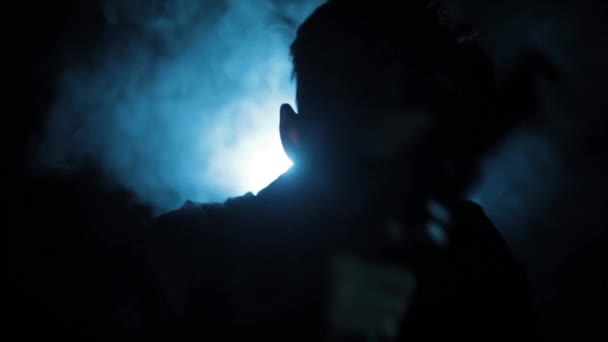 Кинематографический Снимок Человека Сидящего Стуле Пистолетом Руке Приказывающего Своему Человеку — стоковое видео