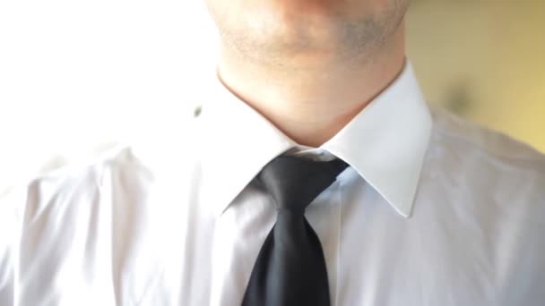Zbliżenie Nierozpoznawalnego Zmęczonego Biznesmena Białej Koszuli Zdejmującego Krawat Materiał Filmowy — Wideo stockowe