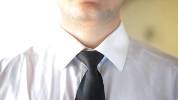 一个商人调整领带的特写镜头 一个正在工作的男人放松他在办公室的领带 男人忙着调整领带累坏了 — 图库视频影像