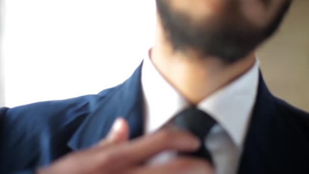 Zbliżenie Nierozpoznawalnego Zmęczonego Biznesmena Białej Koszuli Zdejmującego Krawat Materiał Filmowy — Wideo stockowe