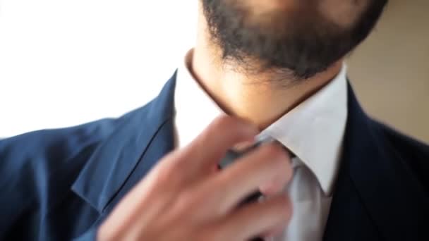 Imagem Perto Empresário Cansado Irreconhecível Com Uma Camisa Branca Tirar — Vídeo de Stock