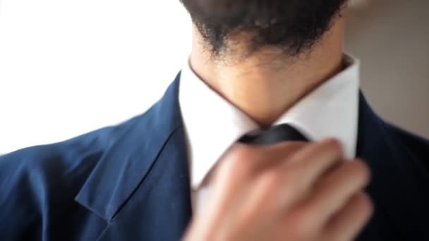 彼のネクタイを調整するビジネスマンのクローズアップショット 男はオフィスで彼のネクタイを緩め仕事で 忙しい日から疲れている男彼のネクタイを調整 — ストック動画