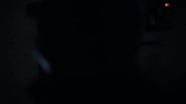 Ahşap çatlaklardan ışık sızan eski ahşap bir kapının korkunç görüntüsü, korku filmi gibi. Tam HD video 24 FPS.