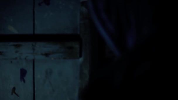 Ditembak Seorang Pria Membuka Pintu Kayu Tua Dalam Kegelapan Dengan — Stok Video