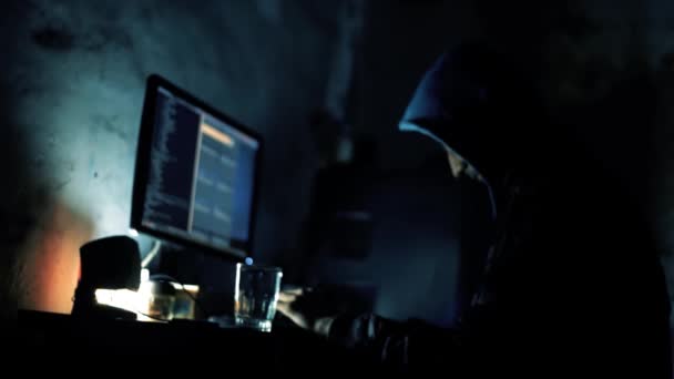 Bredt Billede Hacker Der Arbejder Sene Timer Natten Mørke Skræmmende – Stock-video