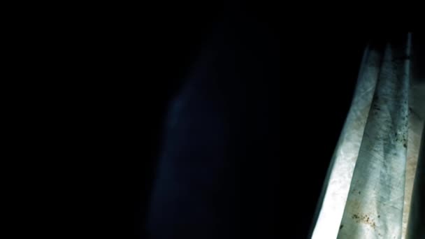 Skræmmende Scene Mand Med Pind Hånden Støder Hvidt Spøgelse Sene – Stock-video