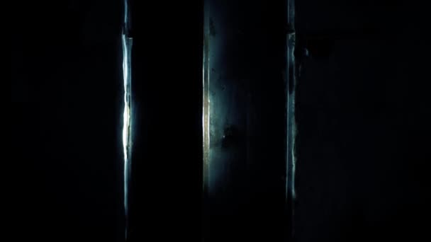 木製の亀裂 ホラー映画のような映像からの光漏れと古い木製のドアの怖いショット フルHdビデオ24 Fps — ストック動画