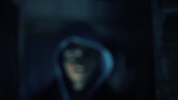 拍的男孩与帽衫走向相机 黑暗神秘的背景 可怕的环境 — 图库视频影像