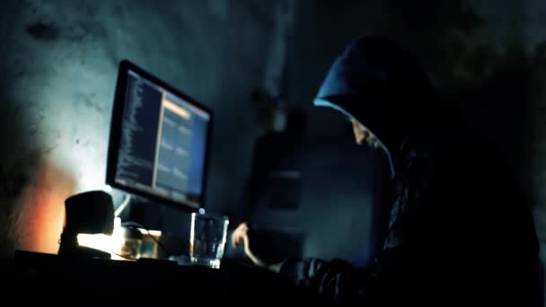 Amplio Tiro Hacker Trabajando Las Últimas Horas Noche Oscuridad Ambiente — Vídeos de Stock