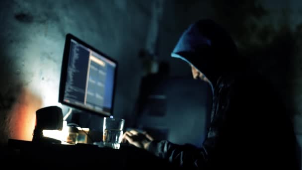 Gecenin Geç Saatlerinde Karanlık Korkutucu Bir Ortamda Çalışan Bir Hackerın — Stok video