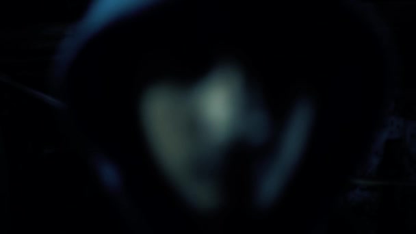Kino Lalkowe Ujęcie Przerażonego Człowieka Otwierającego Drzwi Ciemnościach Tajemniczym Miejscu — Wideo stockowe