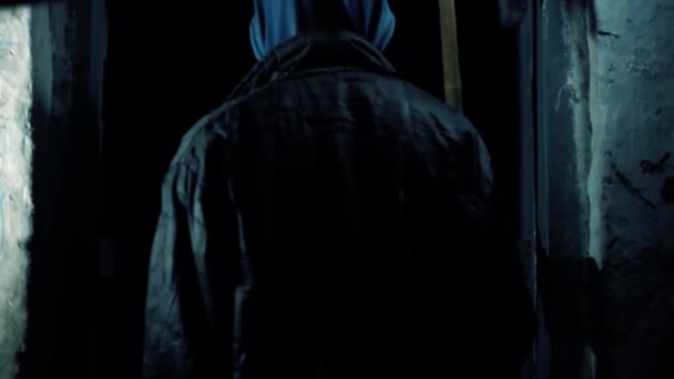 Una Foto Cinematográfica Hombre Asustado Abriendo Una Puerta Oscuridad Lugar — Vídeo de stock