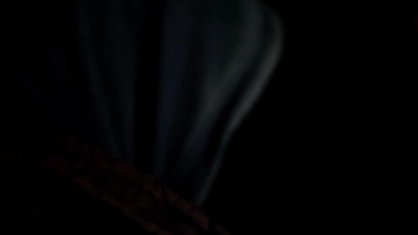 夜の孤独の中でカメラにまっすぐに見て恐怖のティーンエイジャーのクローズアップショット 闇の神秘的な場所 Hd映像 Bロールビデオ — ストック動画