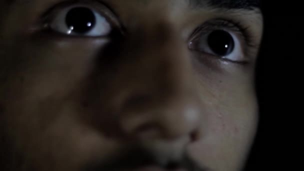 Nærbillede Skræmt Teenager Der Kigger Ind Kameraet Nattens Ensomhed Mørket – Stock-video