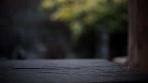 Strzał Czajnika Gorącą Herbatą Czarnej Powierzchni Ujęcie Lalki Fps — Wideo stockowe