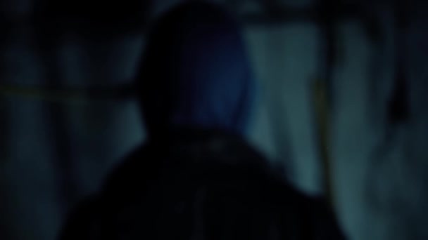 Pria Dengan Tongkat Tangannya Berjalan Larut Malam Tempat Misterius Dengan — Stok Video