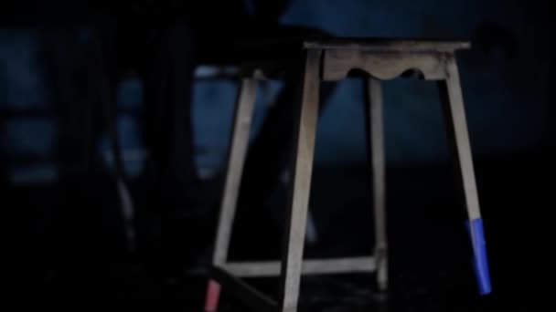 Bărbat Reținut Haine Rupte Picioare Lovind Scaun Într Cameră Întunecată — Videoclip de stoc