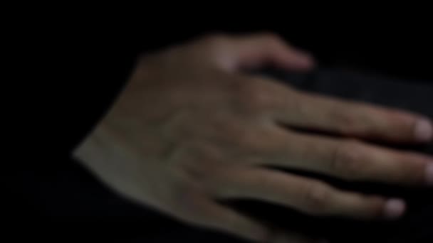 静脈の拳を持つ男の暗い薄暗い光でクローズアップショット Hd映像 — ストック動画