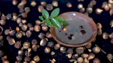Siyah renkli bir yüzey üzerinde Sapindus mukorossi, sabun veya areetha çekimleri ve saç bakımı ve kozmetik ürünleri için kullanılan mayalanmış suyu..