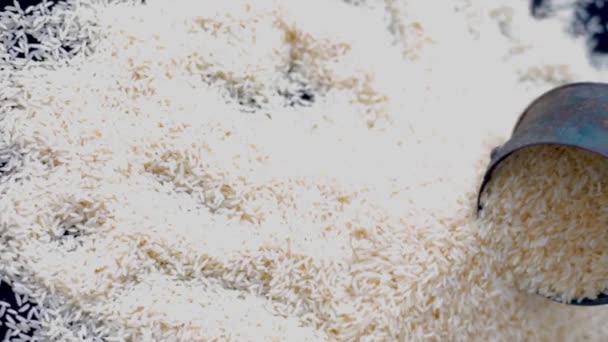 近照拍摄的生稻谷在黑色表面上 生稻谷 Fps中的高清镜头 — 图库视频影像