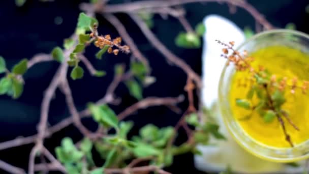 Bir Cam Fincanda Tütsü Veya Fesleğen Yaprağı Çayı Ile Ahşap — Stok video