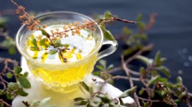 Yüksek kalite kutsal fesleğen yaprağı ve yanında bardakta bitki çayı. Ahşap yüzeyde Ocimum bazilika ya da Tulsi çayı, HD görüntüler 24FPS.