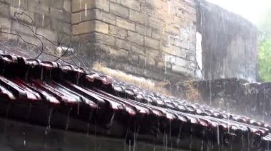 Junagad, Gujarat-Hindistan 12 Haziran 2023, şiddetli yağmur ve Biparjoy kasırgası. Şiddetli yağmur ve fırtına Biparjoy Kasırgası yüzünden. Şiddetli yağış ve Biparjoy nedeniyle rüzgarlar.