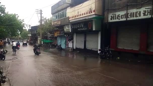 นากาดะ จราต นเด นายน 2023 ฝนตกหน กและลมของพาย ไซโคลน Biparjoy ฝนตกหน — วีดีโอสต็อก