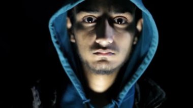 Korku filmi gibi korkmuş bir çocuğun gizemli davranışlara ya da etrafındaki hayaletlere baktığı, 24 FPS 'deki HD görüntüler..