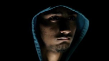 Kapüşonlu bir çocuğun karanlıkta yürürken çekilmiş yakın plan fotoğrafı. Hayaletlerden korkmuş ve korkmuş görünüyor. 24FPS 'te HD görüntüler. Korku filmi gibi..