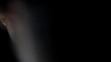 Rehineyle yüzleşen ve para isteyen genç bir çocuğun Dolly 'nin çektiği görüntüler. 24FPS.