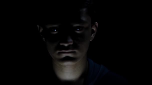 Filmaufnahme Eines Verängstigten Kindes Das Von Launisch Dramatischem Licht Getroffen — Stockvideo