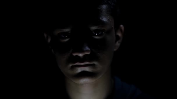 Filmový Záběr Vyděšeného Kluka Jak Zasažen Náladovým Dramatickým Světlem Vyděšené — Stock video