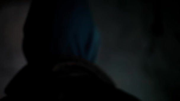 Film Horroru Filmowego Mężczyźnie Kapturze Stojącym Dramatycznymi Światłami Nagrania — Wideo stockowe