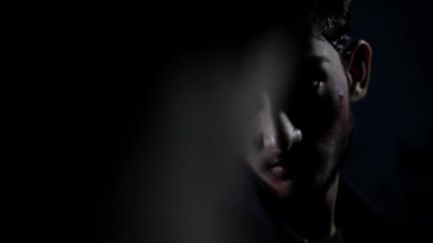 Intenzivní Záběr Oběti Gangstera Tváří Tvář Tajemné Místnosti Tmavými Světly — Stock video