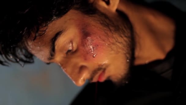 Közelkép Egy Megkínzott Túszról Aki Vért Hasít Köhög Egy Székhez — Stock videók