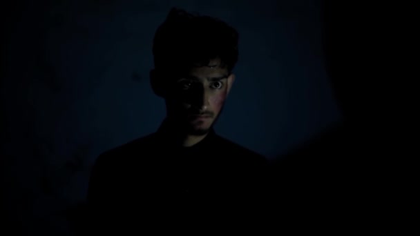 Інтенсивний Знімок Жертви Гангстера Обличчям Один Одного Таємничій Кімнаті Темними — стокове відео