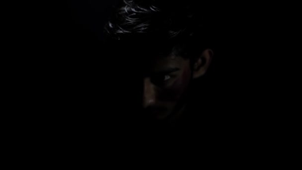 Креативний Знімок Хлопчика Вдарився Темну Таємничу Кімнату Кадри — стокове відео