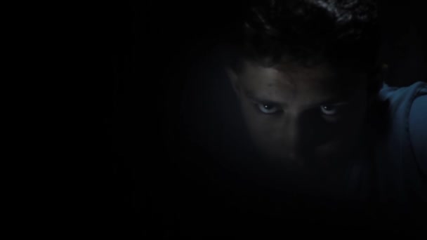 暗い神秘的な部屋でパンチを取得男の子の創造的なショット Hd映像 — ストック動画