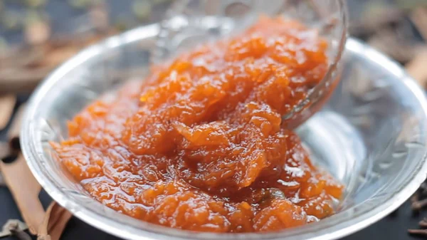 著名的印度甜食甜食放在黄麻包上的玻璃碗里 即Murabba或Murba及其表面上的全部成分 由芒果制成 — 图库照片
