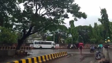 Junagad, Gujarat-Hindistan. 15 Haziran 2023. Şiddetli yağmur ve Biparjoy kasırgası. Şiddetli yağmur ve fırtına Biparjoy Kasırgası yüzünden. Şiddetli yağış ve Biparjoy nedeniyle rüzgarlar.