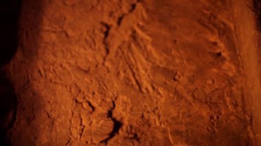 Merdivenlere mumlar konmuş, etrafı alevlerle aydınlatılmış bir adamın yakın plan fotoğrafı. Karanlık, ürpertici bg, HD görüntüleri..