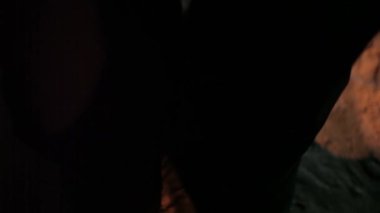 Merdivenlere mumlar konmuş, etrafı alevlerle aydınlatılmış bir adamın yakın plan fotoğrafı. Karanlık, ürpertici bg, HD görüntüleri..