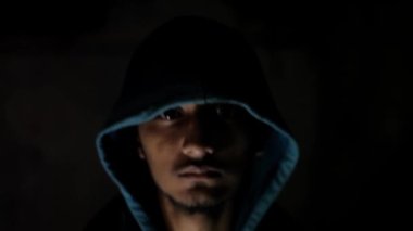 Korku filmi gibi korkmuş bir çocuğun gizemli davranışlara ya da etrafındaki hayaletlere baktığı, 24 FPS 'deki HD görüntüler..