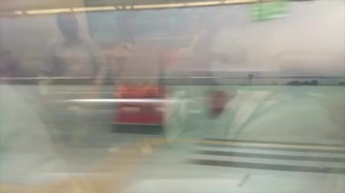 Şehirde hızla geçen metro trenleri. HD görüntüler.