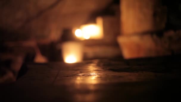 Silueta Lidského Těla Kráčejícího Schodech Osvětlená Svíčkami Děsivém Tmavém Místě — Stock video