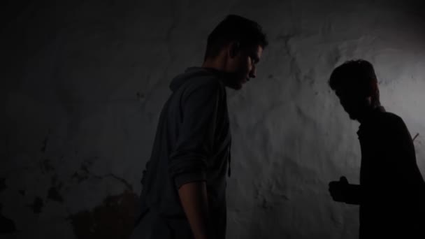在黑暗的神秘房间里两个人互相打拳的镜头Hd镜头 — 图库视频影像